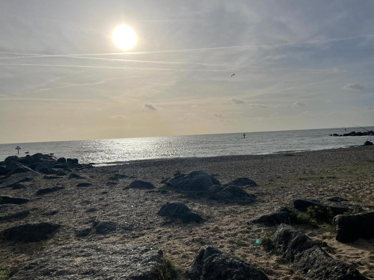 Summer Breeze Deluxe Caravan Rental Saint Osyth Esterno foto
