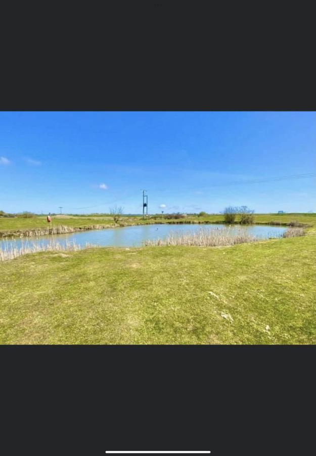 Summer Breeze Deluxe Caravan Rental Saint Osyth Esterno foto